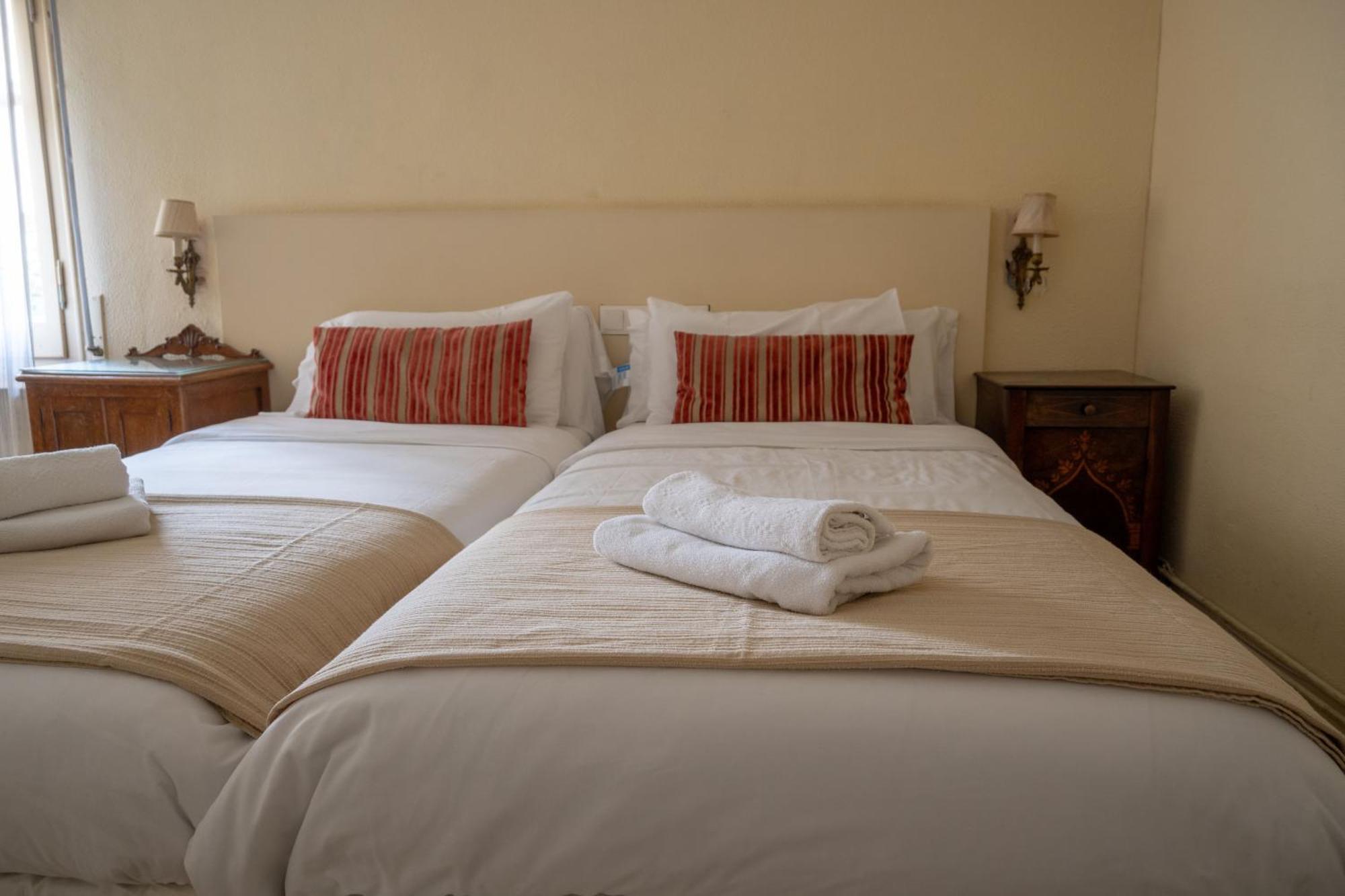 Flora Bed and Breakfast Banyoles Buitenkant foto